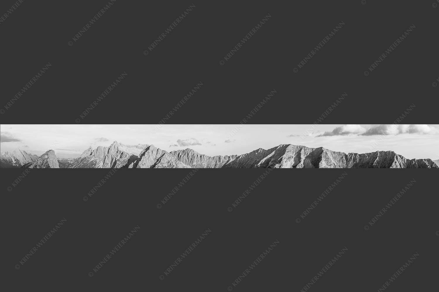 Blick auf Wettersteingrat, Dreitorspitzen und Gehrenspitze - Wetterstein Südgrate 10:1 sw -- Wettersteingebirge - mehr Infos bei www.Kriner-Weiermann.de