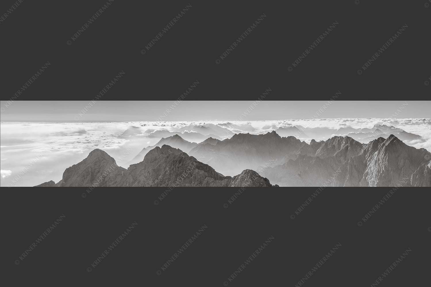 Blick von Zugspitze über Jubiläumsgrat zur Alpspitze - Wettersteingrate 5:1 sw -- Alpspitze Hochblassen - mehr Infos bei www.Kriner-Weiermann.de
