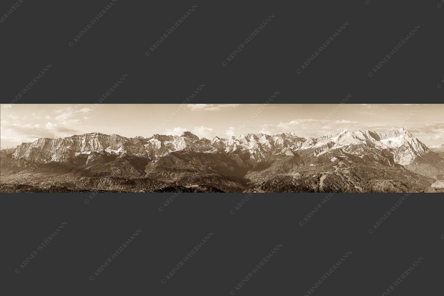 Blick auf die komplette Nordseite des Wettersteingebirges - Wettersteinriegel 5:1 sepia -- Wettersteingebirge - mehr Infos bei www.Kriner-Weiermann.de