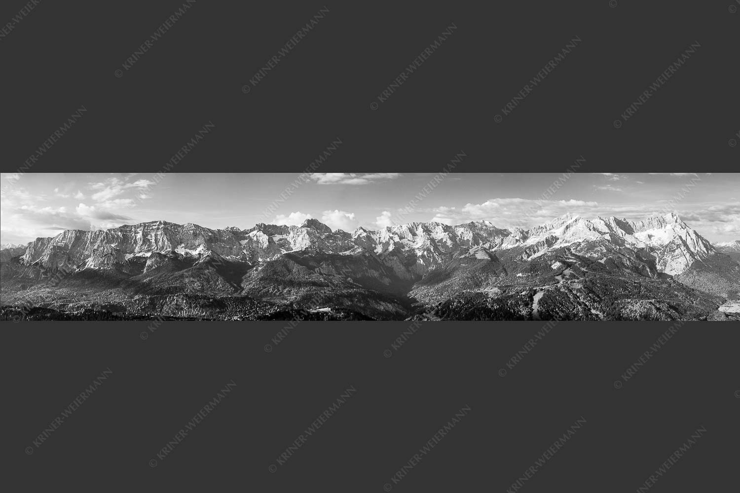 Blick auf die komplette Nordseite des Wettersteingebirges - Wettersteinriegel 5:1 sw -- Wettersteingebirge - mehr Infos bei www.Kriner-Weiermann.de