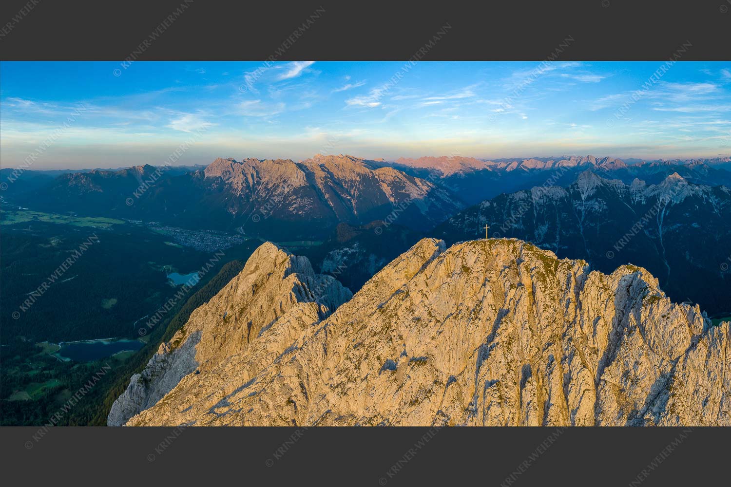 Blick über Obere- und Untere Wettersteinspitze nach Mittenwald - Wettersteinspitzen 2:1  -- Mittenwald - mehr Infos bei www.Kriner-Weiermann.de