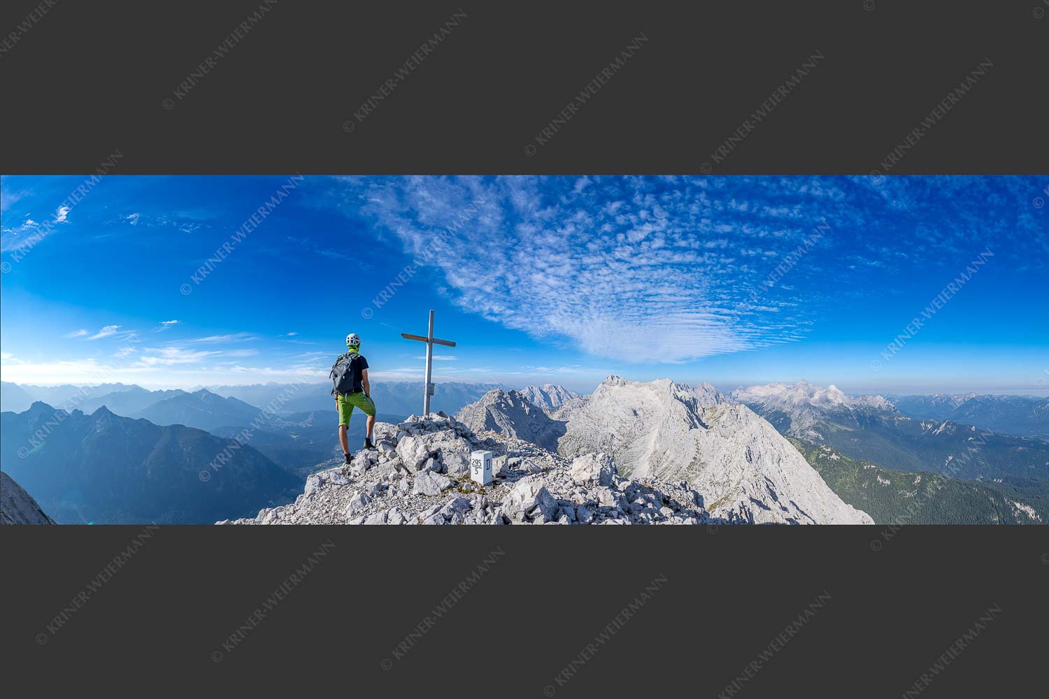 Blick über den Wettersteingrat zu den Dreitorspitzen - Wettersteinwand Gipfel 3:1  -- Bergsteiger im Wetterstein - mehr Infos bei www.Kriner-Weiermann.de