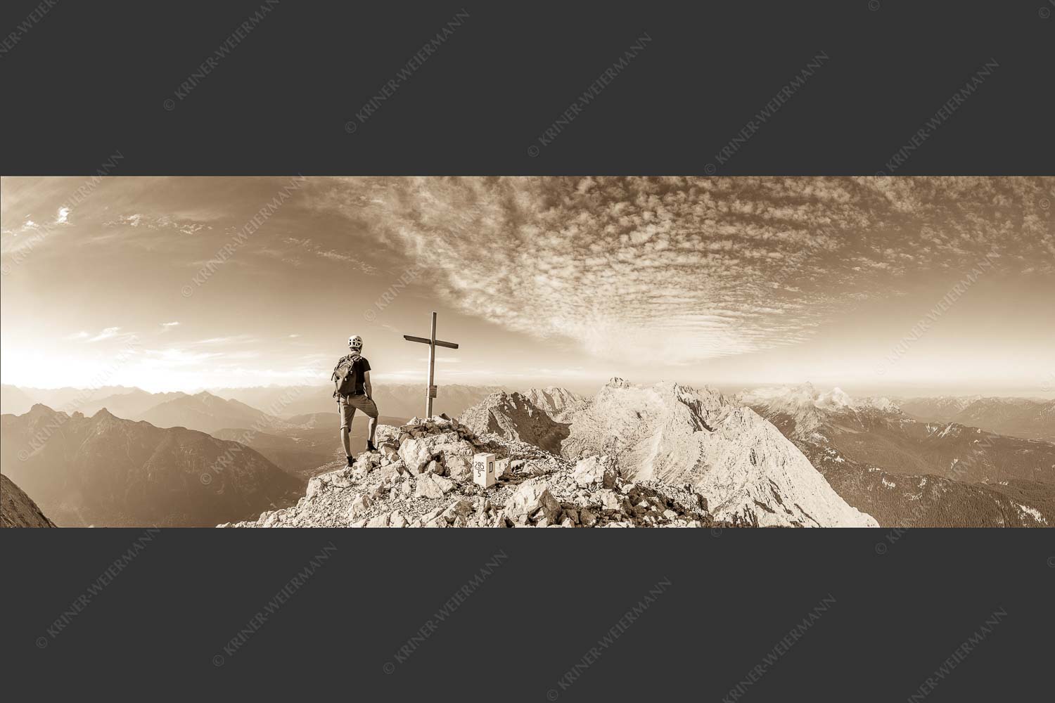 Blick über den Wettersteingrat zu den Dreitorspitzen - Wettersteinwand Gipfel 3:1 sepia -- Bergsteiger im Wetterstein - mehr Infos bei www.Kriner-Weiermann.de