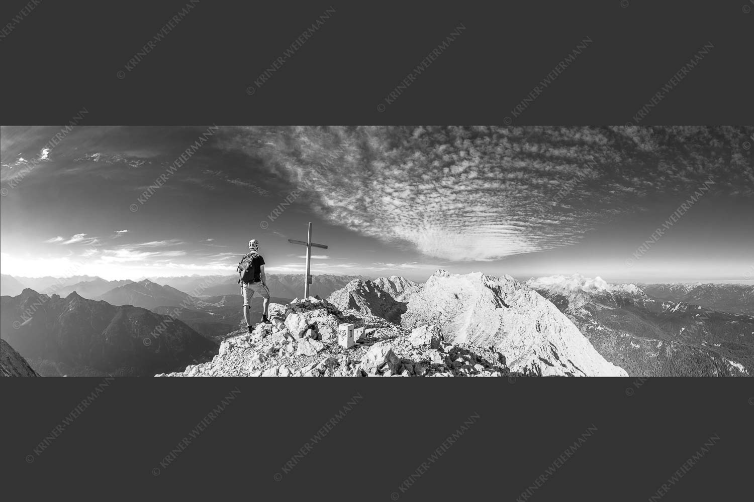 Blick über den Wettersteingrat zu den Dreitorspitzen - Wettersteinwand Gipfel 3:1 sw -- Bergsteiger im Wetterstein - mehr Infos bei www.Kriner-Weiermann.de