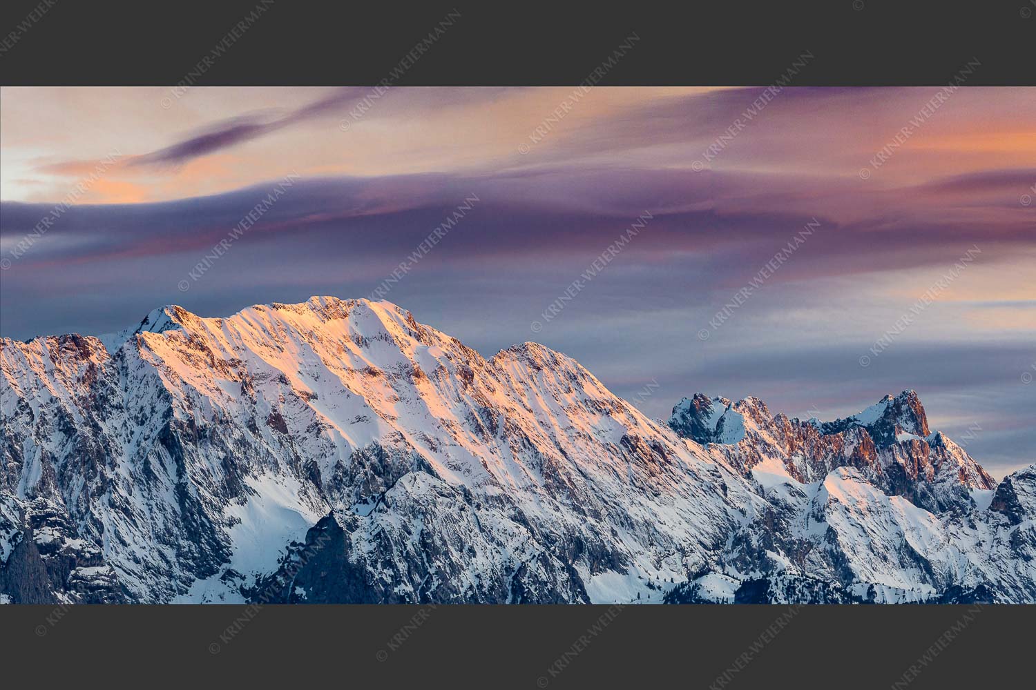Blick aufs Wettersteingebirge im Frühling - Wettersteinwand winterlich 2:1  -- Abendlicht Dreitorspitze - mehr Infos bei www.Kriner-Weiermann.de