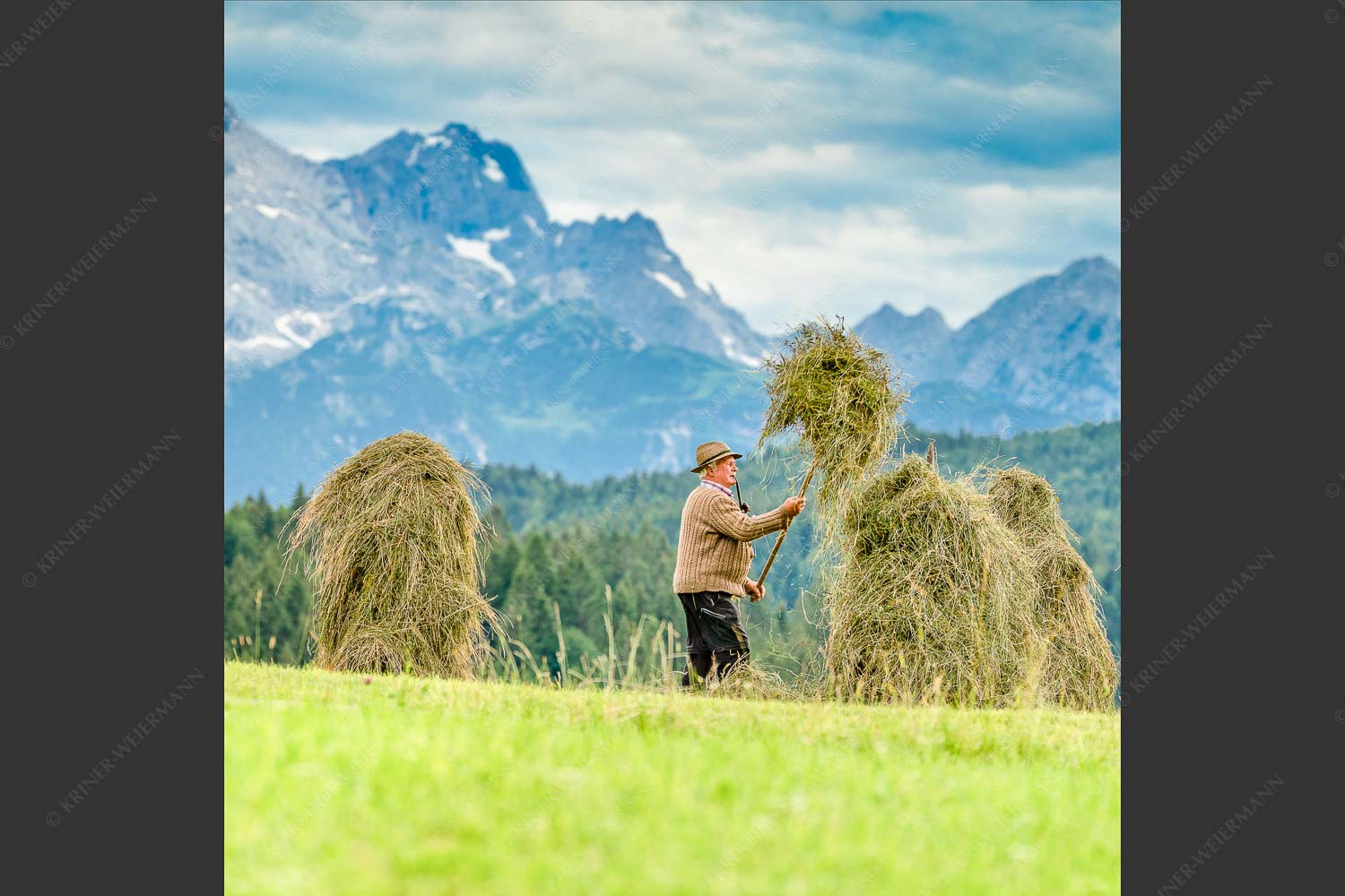 Stanker vor Zugspitzmassiv mit Hochblassen, Alpspitze, Zugspitze und Waxenstein - Wia friahra 1:1  -- Heuarbeit Heustankern - mehr Infos bei www.Kriner-Weiermann.de