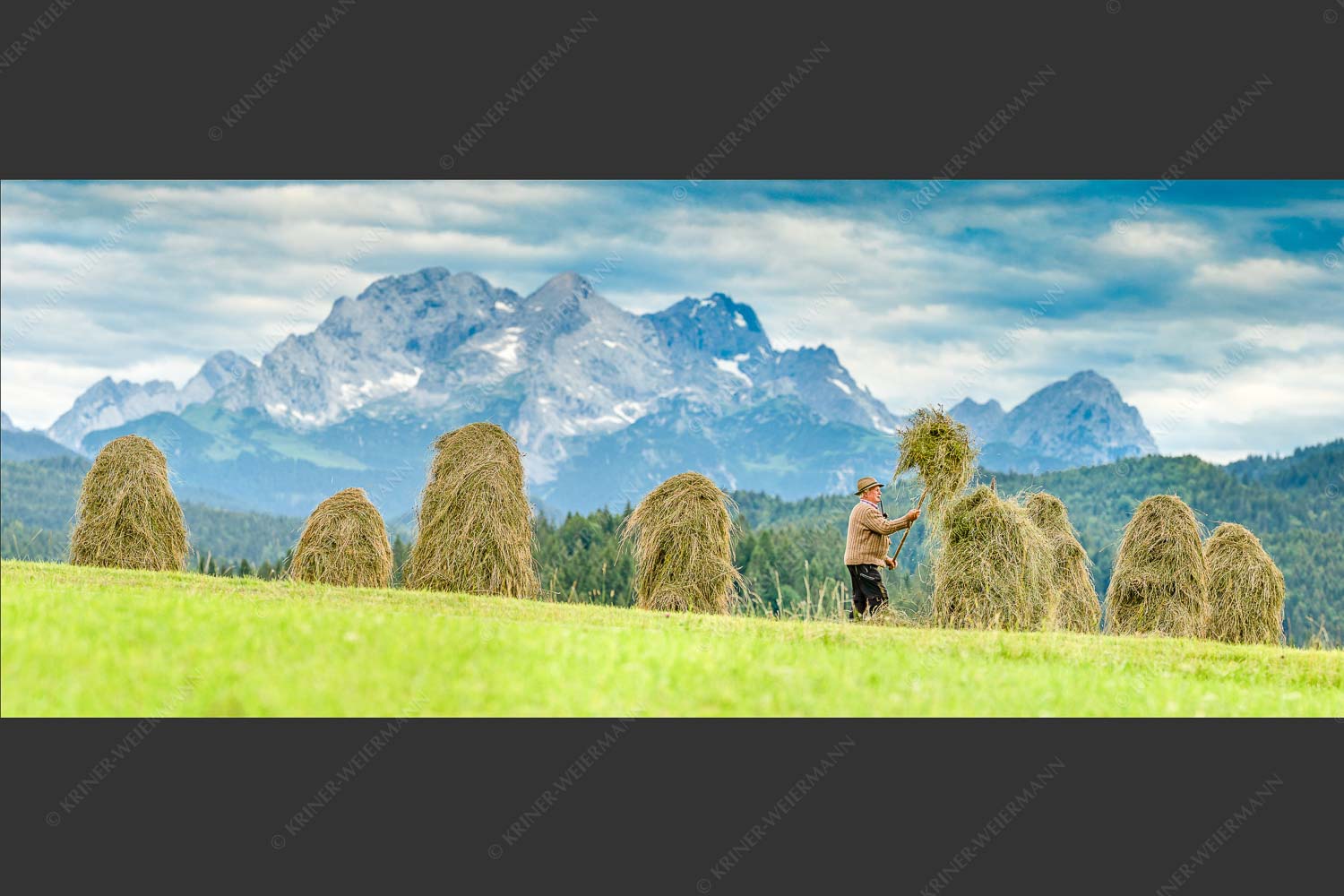 Stanker vor Zugspitzmassiv mit Hochblassen, Alpspitze, Zugspitze und Waxenstein - Wia friahra 2,5:1  -- Heuarbeit Heustankern - mehr Infos bei www.Kriner-Weiermann.de