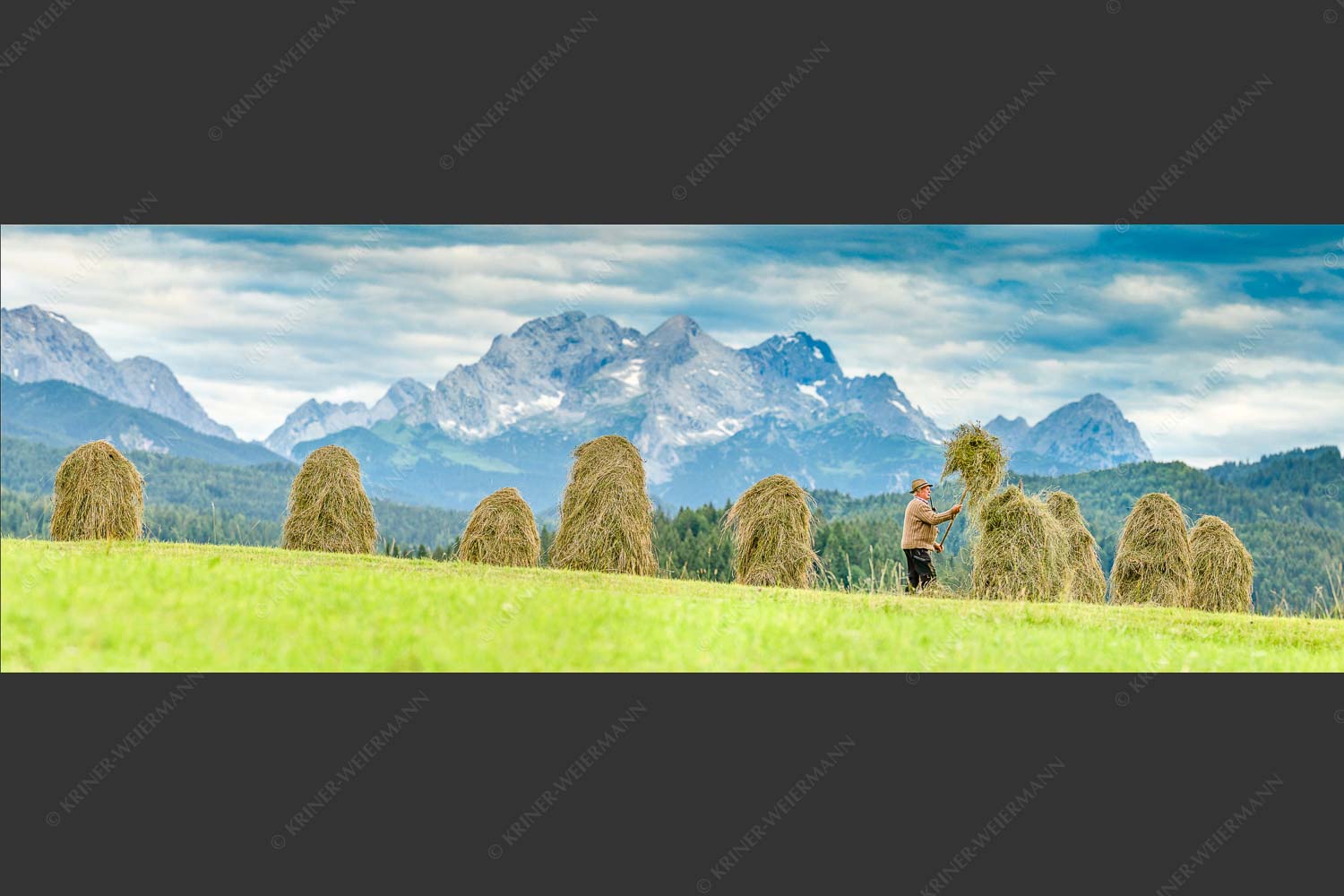 Stanker vor Zugspitzmassiv mit Hochblassen, Alpspitze, Zugspitze und Waxenstein - Wia friahra 3:1  -- Heuarbeit Heustankern - mehr Infos bei www.Kriner-Weiermann.de