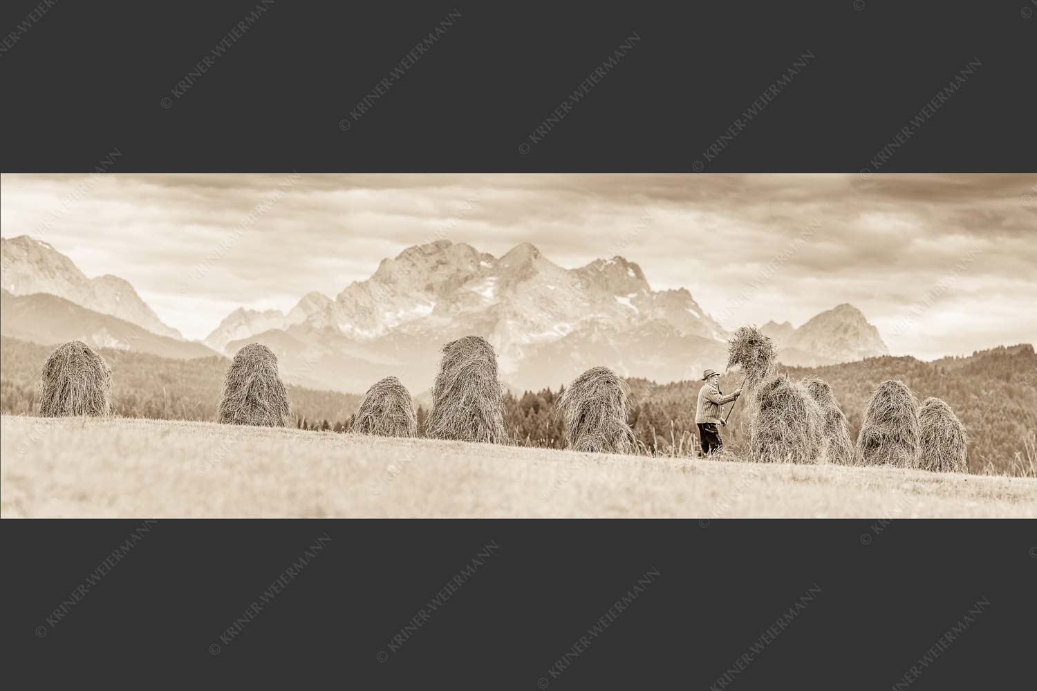 Stanker vor Zugspitzmassiv mit Hochblassen, Alpspitze, Zugspitze und Waxenstein - Wia friahra 3:1 sepia -- Heuarbeit Heustankern - mehr Infos bei www.Kriner-Weiermann.de