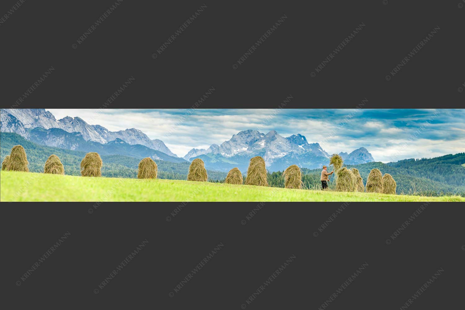 Stanker vor Zugspitzmassiv mit Hochblassen, Alpspitze, Zugspitze und Waxenstein - Wia friahra 5:1  -- Heuarbeit Heustankern - mehr Infos bei www.Kriner-Weiermann.de