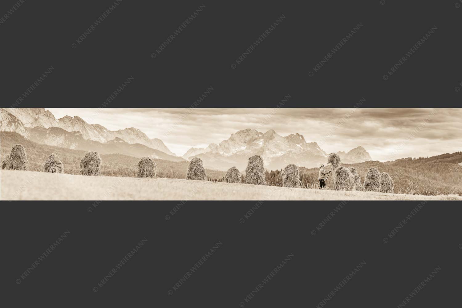 Stanker vor Zugspitzmassiv mit Hochblassen, Alpspitze, Zugspitze und Waxenstein - Wia friahra 5:1 sepia -- Heuarbeit Heustankern - mehr Infos bei www.Kriner-Weiermann.de