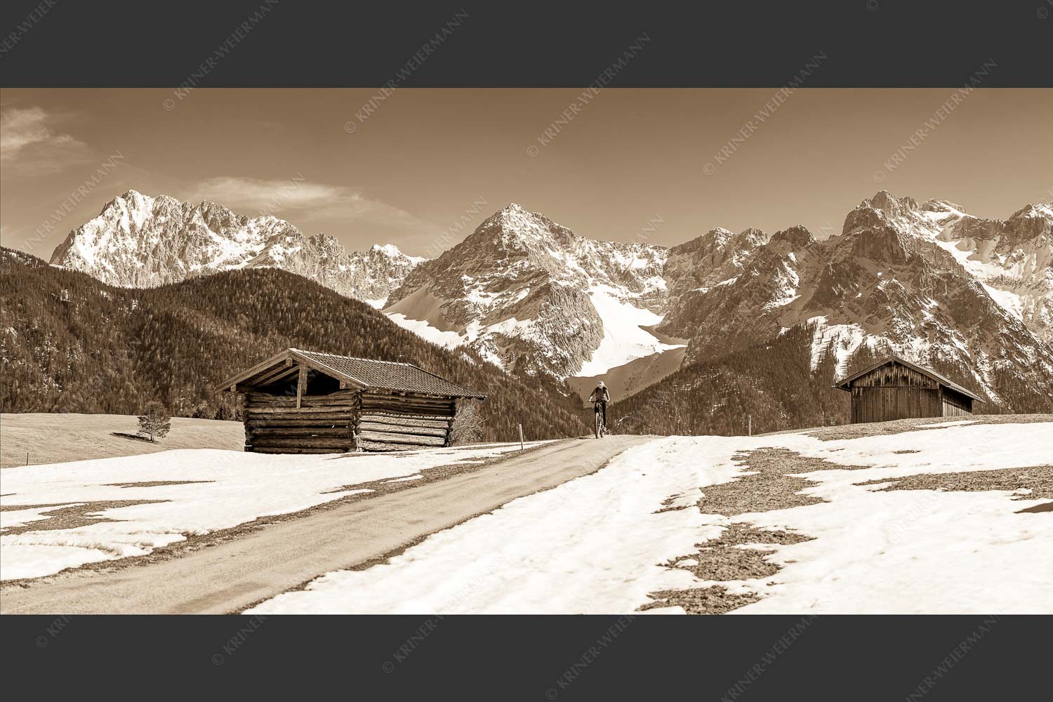 Gemütliche Frühjahrsradtour bei Mittenwald mit Karwendel im Hintergrund - Wieder aufs Bike 2:1 sepia -- Fahrradfahren in der Alpenwelt Karwendel - mehr Infos bei www.Kriner-Weiermann.de
