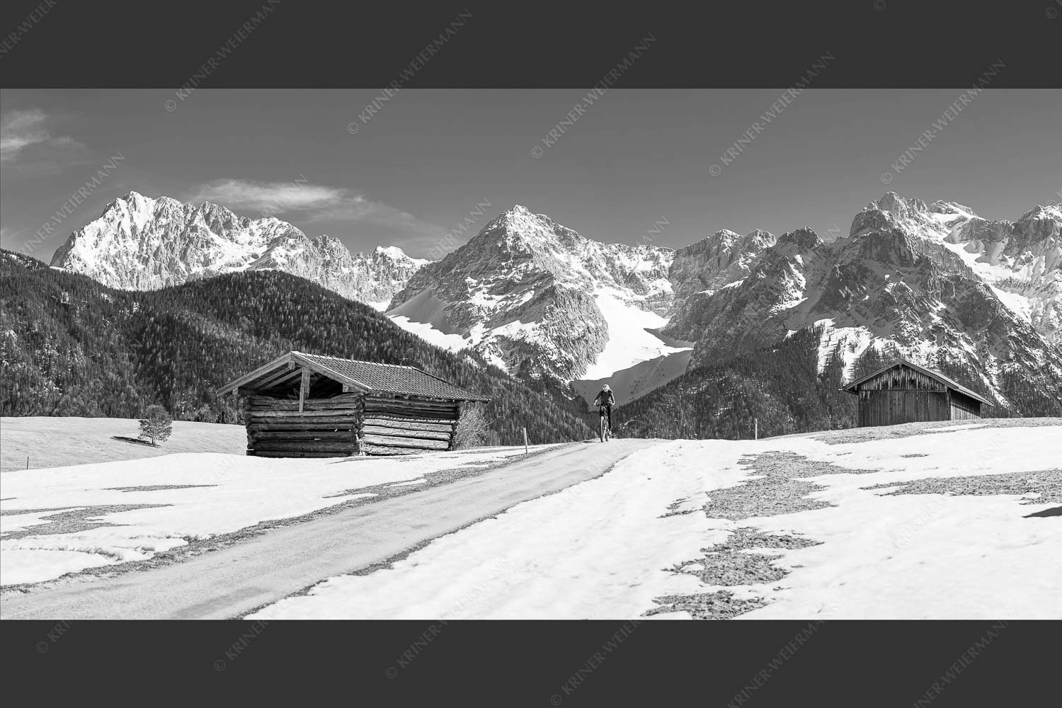 Gemütliche Frühjahrsradtour bei Mittenwald mit Karwendel im Hintergrund - Wieder aufs Bike 2:1 sw -- Fahrradfahren in der Alpenwelt Karwendel - mehr Infos bei www.Kriner-Weiermann.de