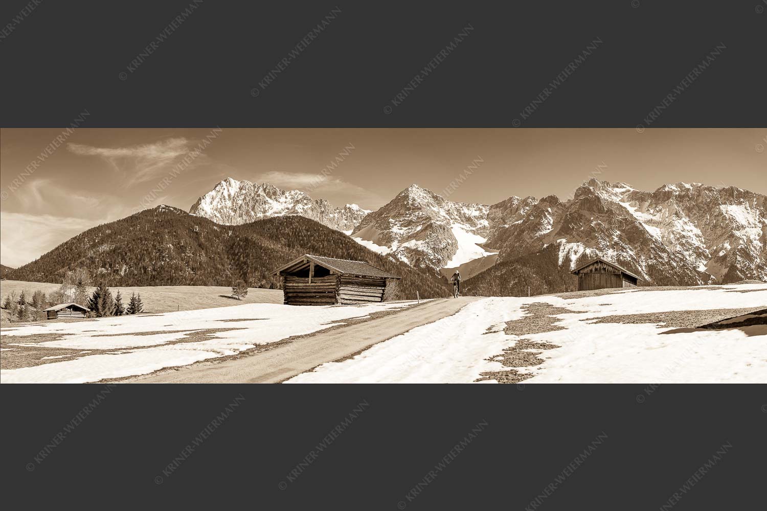 Gemütliche Frühjahrsradtour bei Mittenwald mit Karwendel im Hintergrund - Wieder aufs Bike 3:1 sepia -- Fahrradfahren in der Alpenwelt Karwendel - mehr Infos bei www.Kriner-Weiermann.de