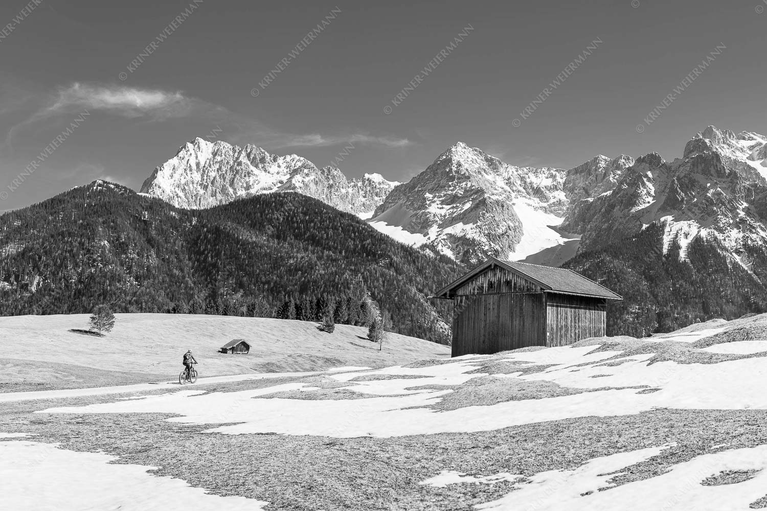 Gemütliche Frühjahrsradtour bei Mittenwald mit Karwendel im Hintergrund - Wieder aufs Bike II 3:2 sw -- MTB Fahren in der Alpenwelt Karwendel - mehr Infos bei www.Kriner-Weiermann.de