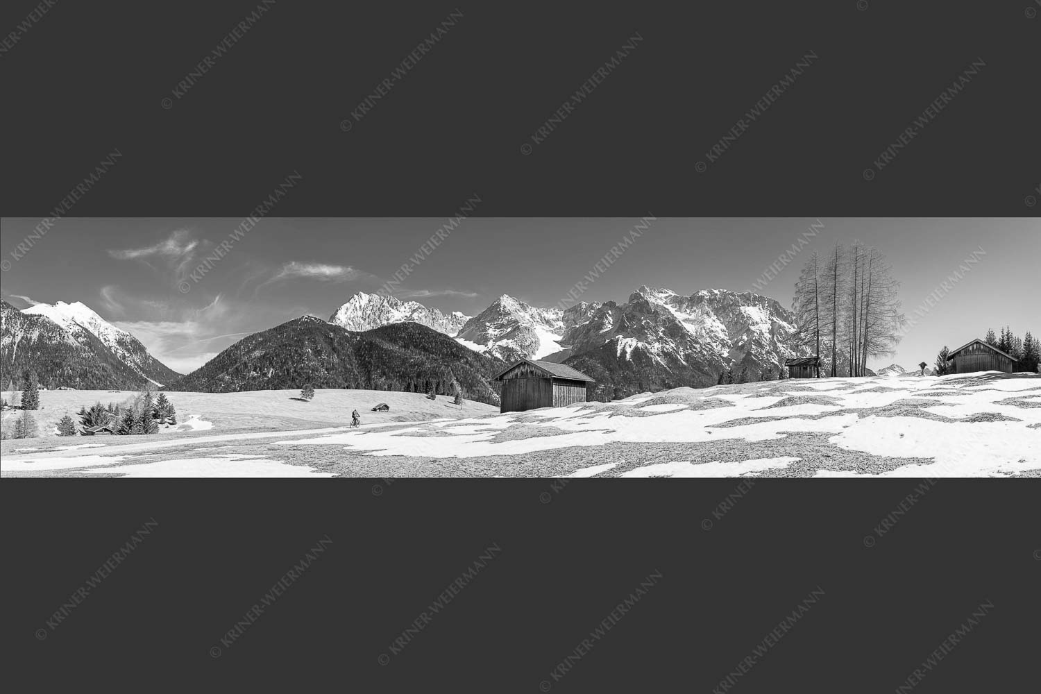 Gemütliche Frühjahrsradtour bei Mittenwald mit Karwendel im Hintergrund - Wieder aufs Bike II 4:1 sw -- MTB Fahren in der Alpenwelt Karwendel - mehr Infos bei www.Kriner-Weiermann.de