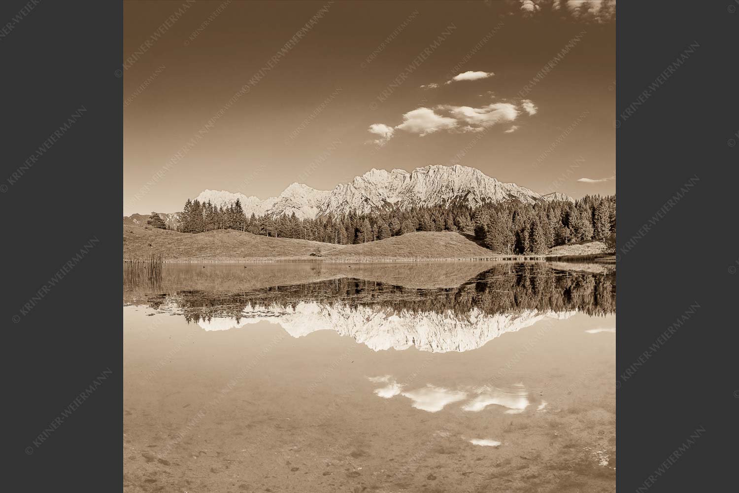 Blick über Wildensee zum Karwendelgebirge - Wildensee Sommer 1:1 sepia -- Karwendel Spiegelung - mehr Infos bei www.Kriner-Weiermann.de