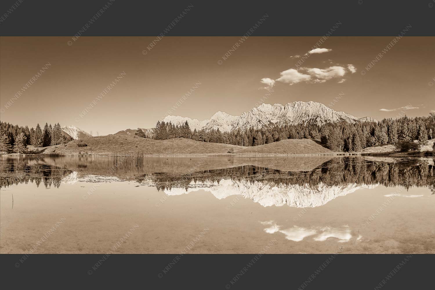 Blick über Wildensee zum Karwendelgebirge - Wildensee Sommer 2:1 sepia -- Karwendel Spiegelung - mehr Infos bei www.Kriner-Weiermann.de