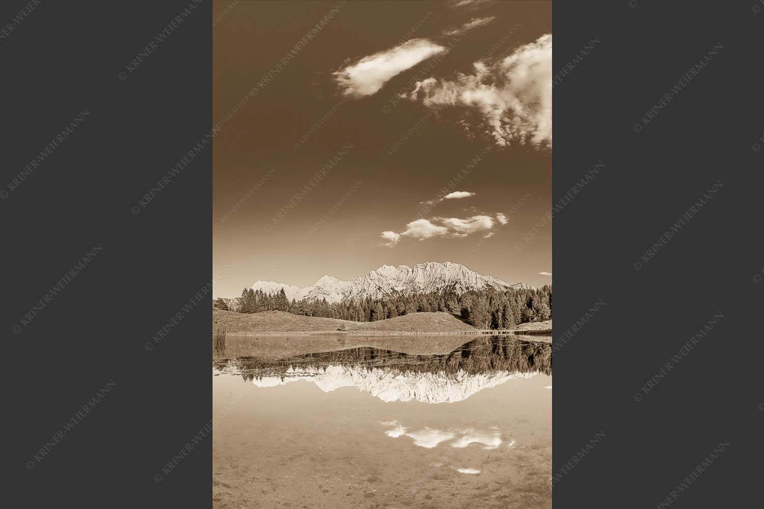 Blick über Wildensee zum Karwendelgebirge - Wildensee Sommer 2:3 sepia -- Karwendel Spiegelung - mehr Infos bei www.Kriner-Weiermann.de