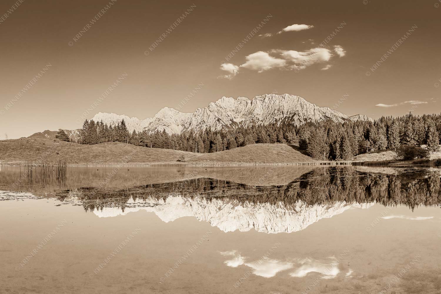 Blick über Wildensee zum Karwendelgebirge - Wildensee Sommer 3:2 sepia -- Karwendel Spiegelung - mehr Infos bei www.Kriner-Weiermann.de