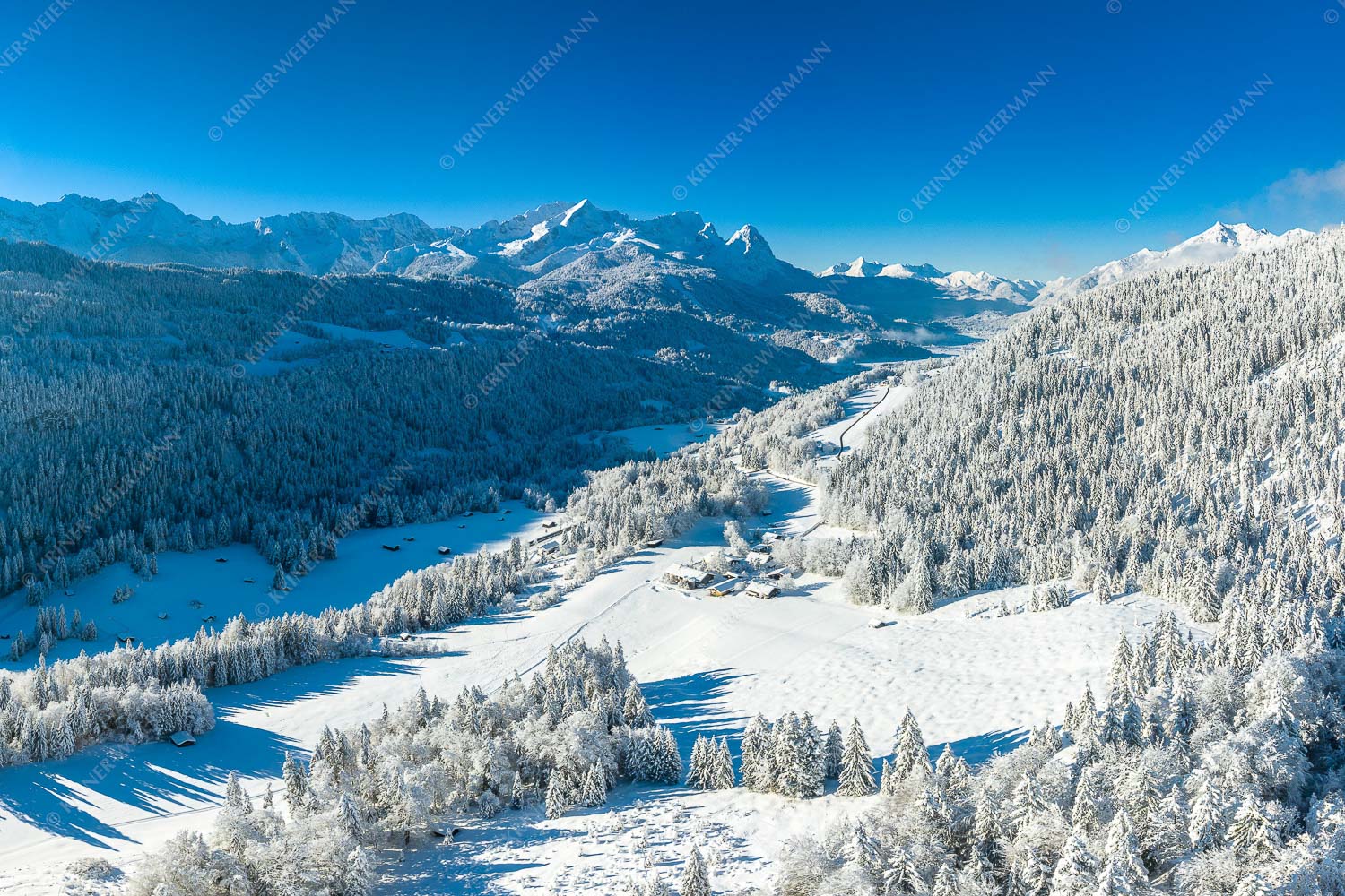 Blick zum Zugspitzmassiv - Winter am Höfele 3:2  -- Garmisch-Partenkirchen Schnee - mehr Infos bei www.Kriner-Weiermann.de
