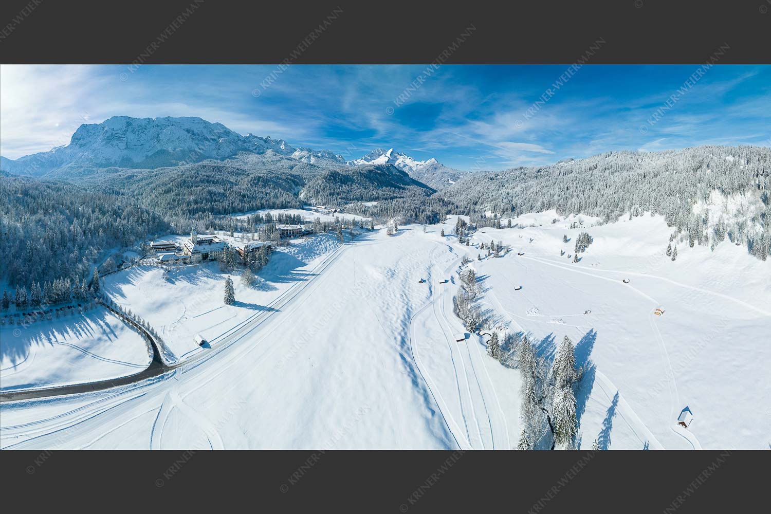 Blick über Schloss Elmau zum Wettersteingebirge - Winter im Elmauertal 2:1  -- Schoss Elmau Schnee - mehr Infos bei www.Kriner-Weiermann.de