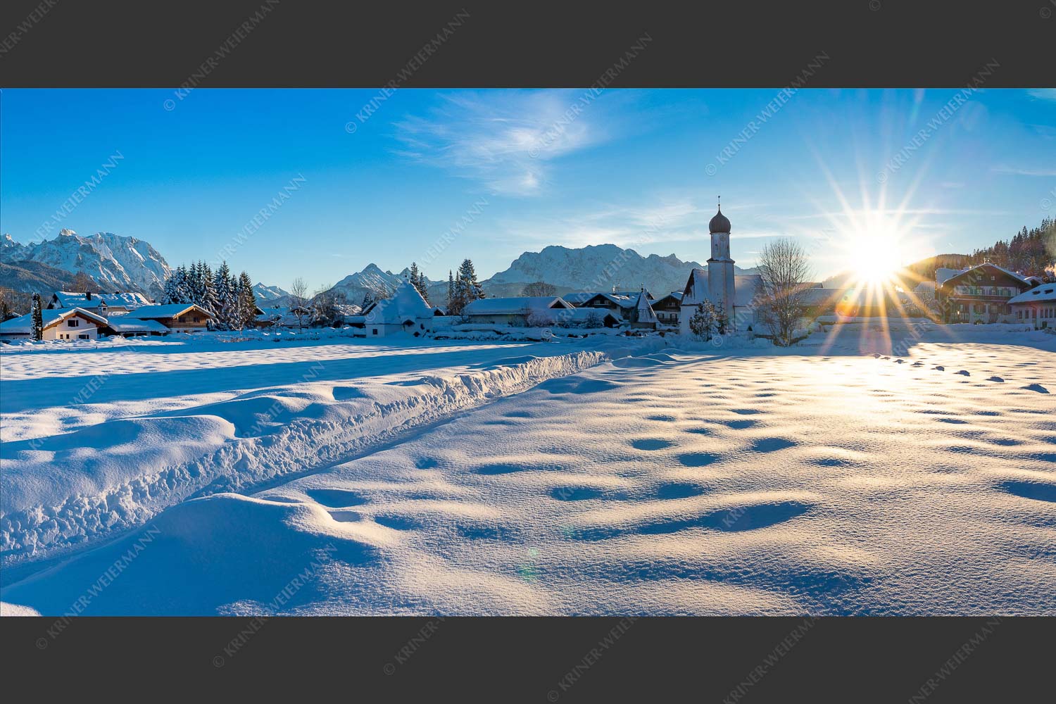 Kirche in Wallgau mit Blick zum Wetterstein - Winter in Wallgau 2:1  -- Kirche Sankt Jakob - mehr Infos bei www.Kriner-Weiermann.de