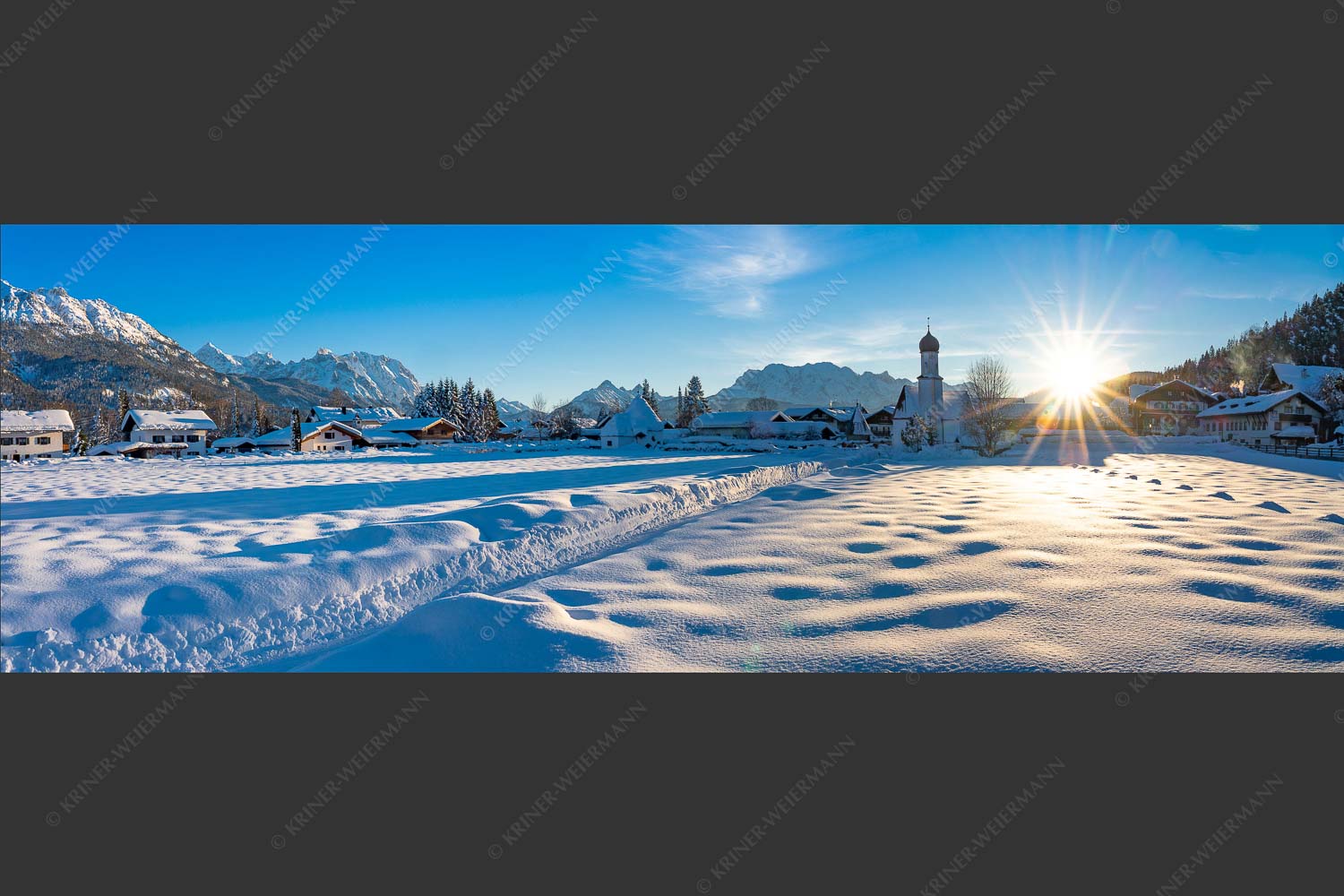 Kirche in Wallgau mit Blick zum Wetterstein - Winter in Wallgau 3:1  -- Kirche Sankt Jakob - mehr Infos bei www.Kriner-Weiermann.de