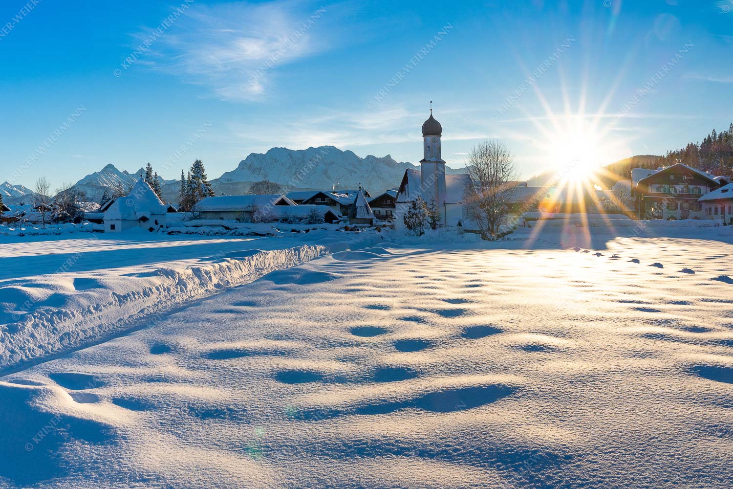 Kirche in Wallgau mit Blick zum Wetterstein - Winter in Wallgau 3:2  -- Kirche Sankt Jakob - mehr Infos bei www.Kriner-Weiermann.de