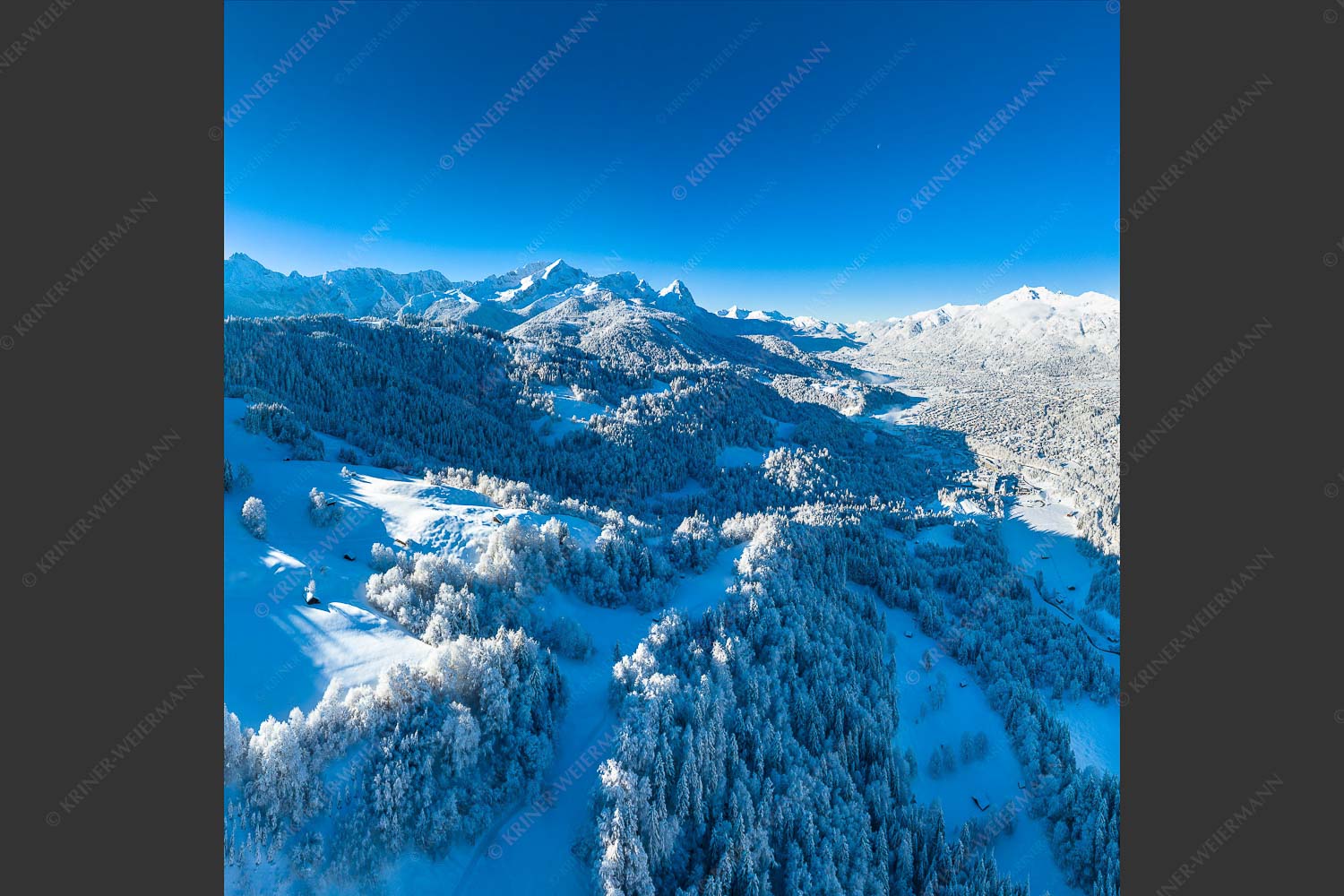 Blick über Garmisch-Partenkirchen zum Kramer und Zugspitzmassiv - Winter rund um Garmisch-Partenkirchen II 1:1  -- Zugspitzmassiv - mehr Infos bei www.Kriner-Weiermann.de