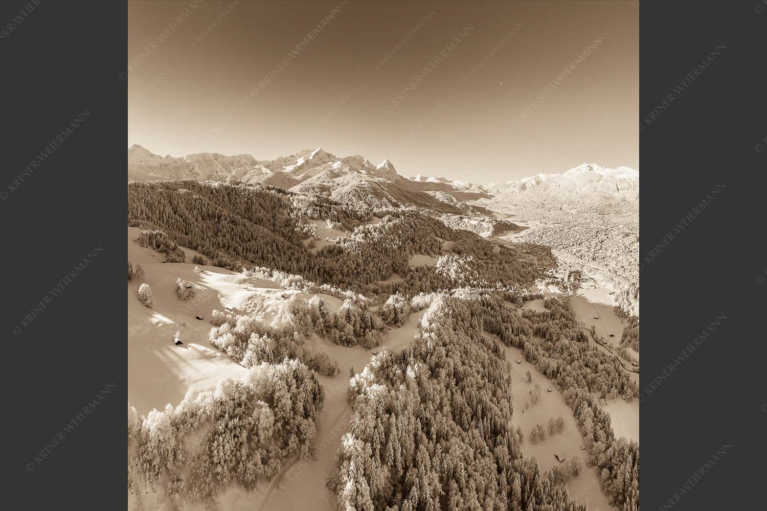 Blick über Garmisch-Partenkirchen zum Kramer und Zugspitzmassiv - Winter rund um Garmisch-Partenkirchen II 1:1 sepia -- Zugspitzmassiv - mehr Infos bei www.Kriner-Weiermann.de