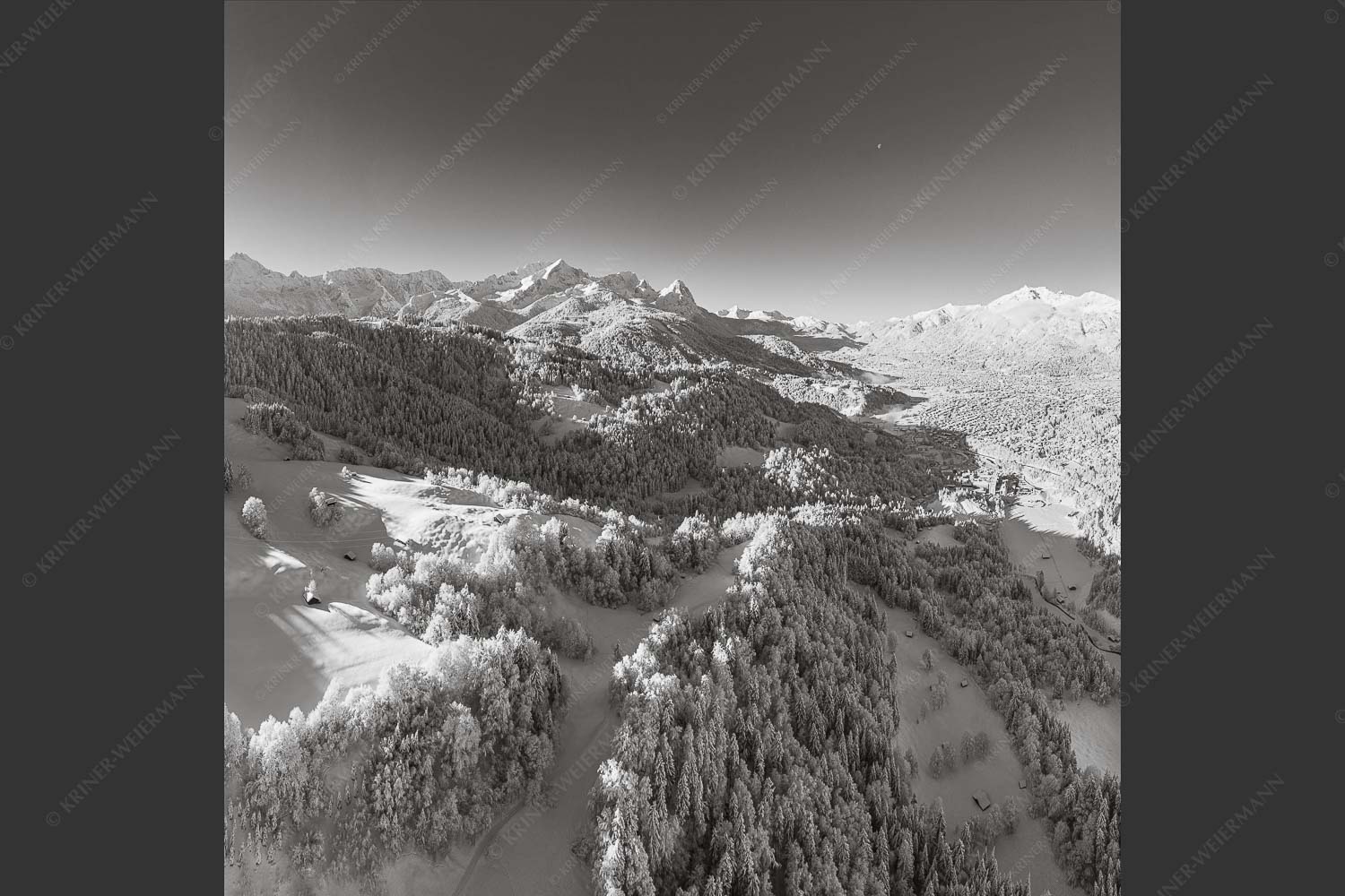 Blick über Garmisch-Partenkirchen zum Kramer und Zugspitzmassiv - Winter rund um Garmisch-Partenkirchen II 1:1 sw -- Zugspitzmassiv - mehr Infos bei www.Kriner-Weiermann.de