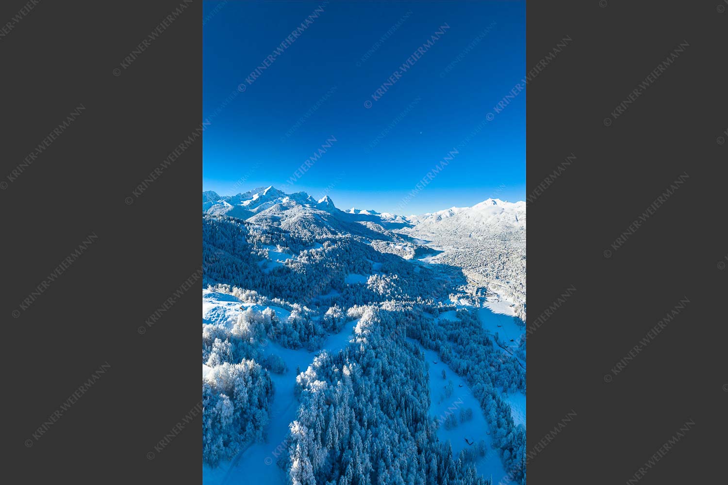 Blick über Garmisch-Partenkirchen zum Kramer und Zugspitzmassiv - Winter rund um Garmisch-Partenkirchen II 2:3  -- Zugspitzmassiv - mehr Infos bei www.Kriner-Weiermann.de