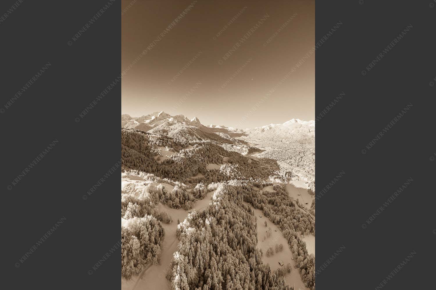 Blick über Garmisch-Partenkirchen zum Kramer und Zugspitzmassiv - Winter rund um Garmisch-Partenkirchen II 2:3 sepia -- Zugspitzmassiv - mehr Infos bei www.Kriner-Weiermann.de