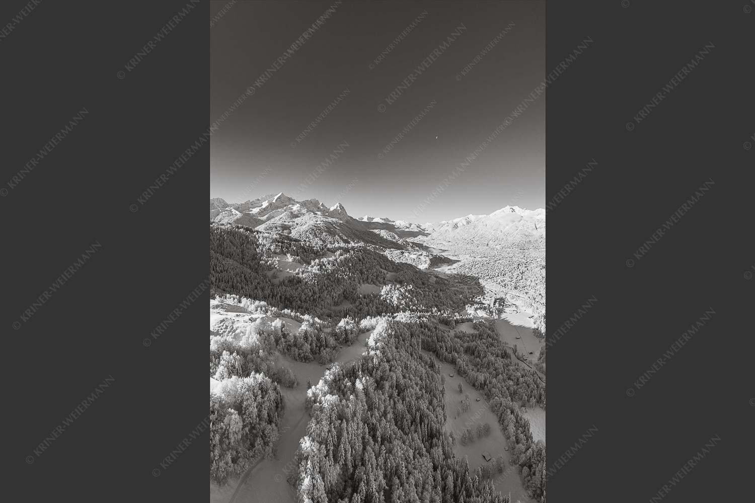 Blick über Garmisch-Partenkirchen zum Kramer und Zugspitzmassiv - Winter rund um Garmisch-Partenkirchen II 2:3 sw -- Zugspitzmassiv - mehr Infos bei www.Kriner-Weiermann.de