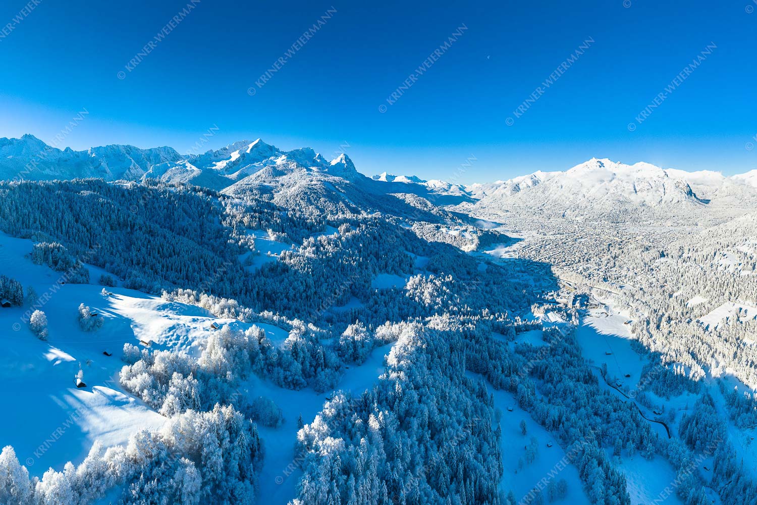 Blick über Garmisch-Partenkirchen zum Kramer und Zugspitzmassiv - Winter rund um Garmisch-Partenkirchen II 3:2  -- Zugspitzmassiv - mehr Infos bei www.Kriner-Weiermann.de