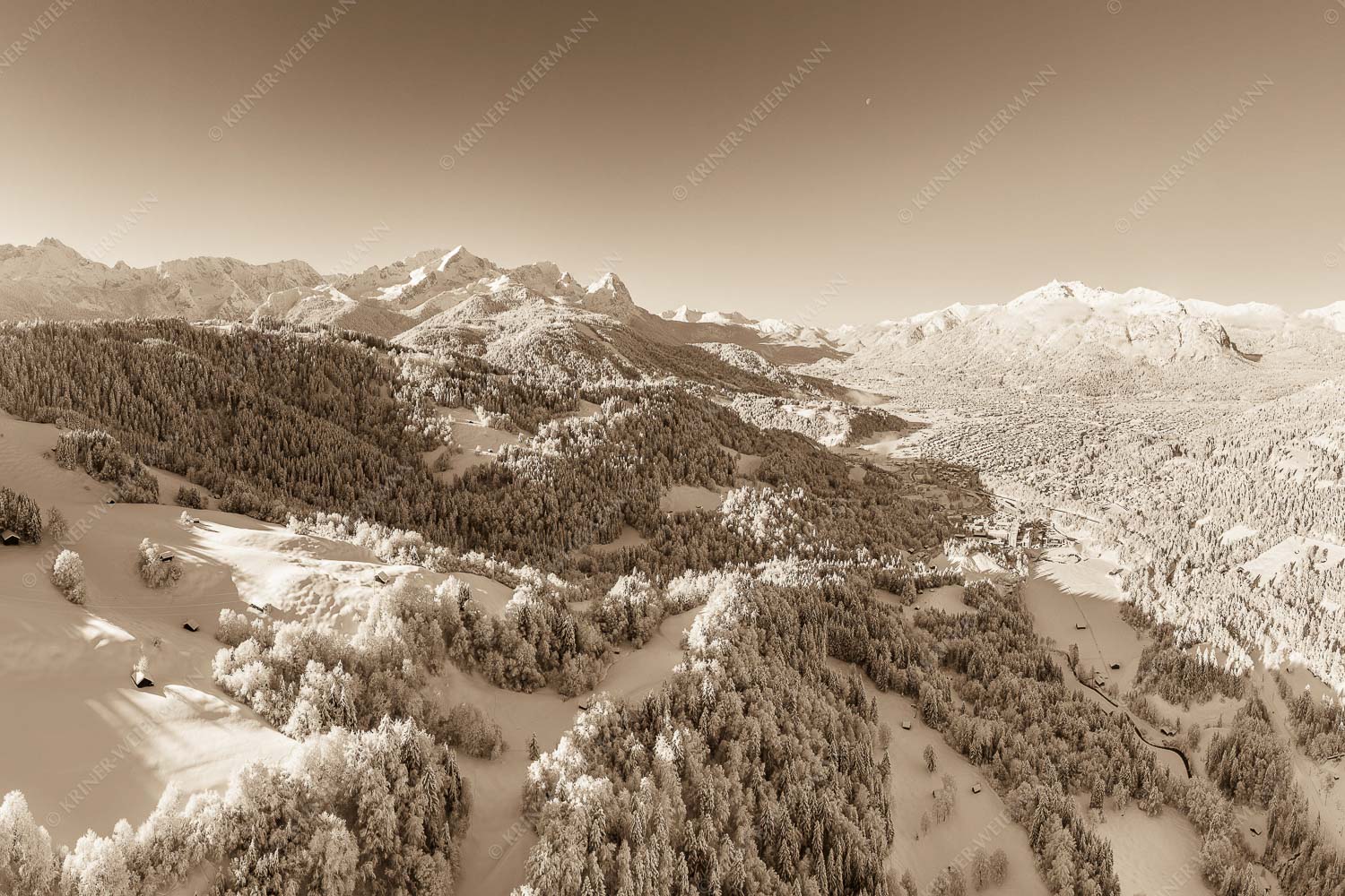 Blick über Garmisch-Partenkirchen zum Kramer und Zugspitzmassiv - Winter rund um Garmisch-Partenkirchen II 3:2 sepia -- Zugspitzmassiv - mehr Infos bei www.Kriner-Weiermann.de
