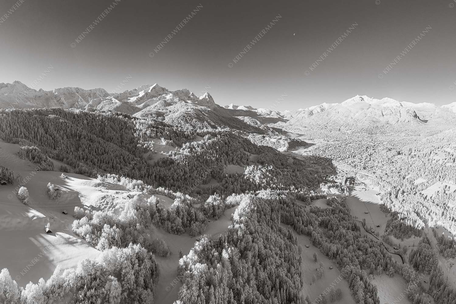 Blick über Garmisch-Partenkirchen zum Kramer und Zugspitzmassiv - Winter rund um Garmisch-Partenkirchen II 3:2 sw -- Zugspitzmassiv - mehr Infos bei www.Kriner-Weiermann.de