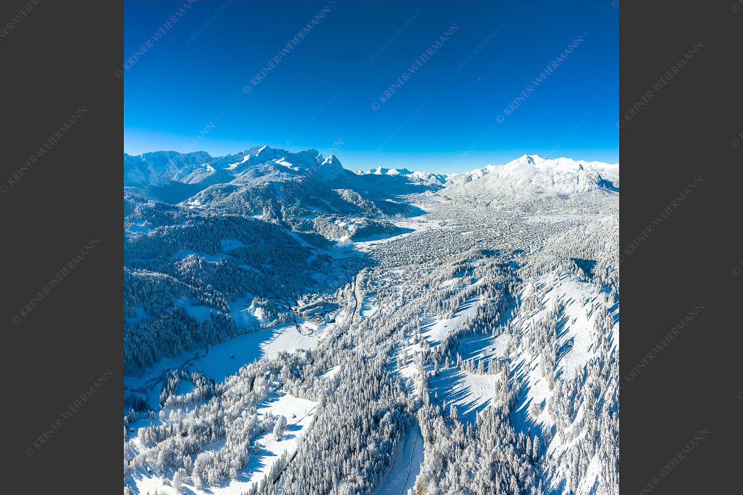 Blick über Garmisch-Partenkirchen zum Kramer und Zugspitzmassiv - Winter rund um Garmisch-Partenkirchen 1:1  -- Schnee - mehr Infos bei www.Kriner-Weiermann.de