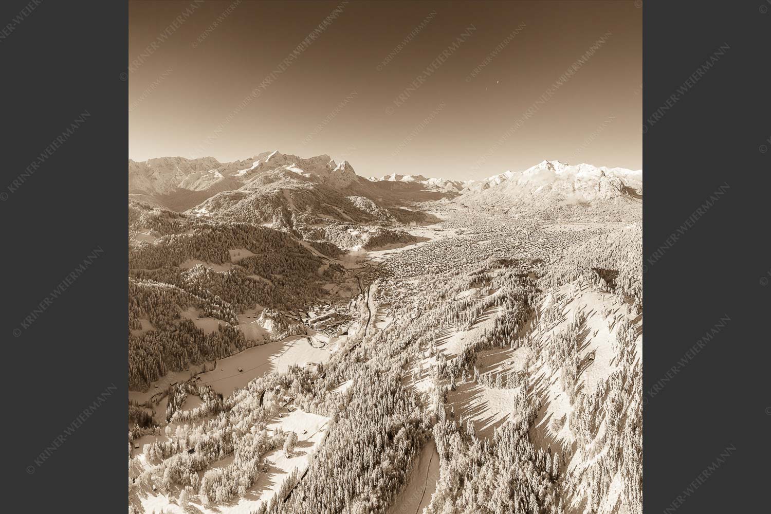 Blick über Garmisch-Partenkirchen zum Kramer und Zugspitzmassiv - Winter rund um Garmisch-Partenkirchen 1:1 sepia -- Schnee - mehr Infos bei www.Kriner-Weiermann.de