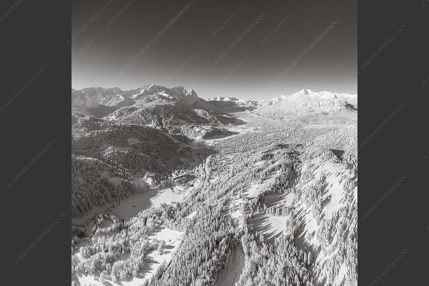 Blick über Garmisch-Partenkirchen zum Kramer und Zugspitzmassiv - Winter rund um Garmisch-Partenkirchen 1:1 sw -- Schnee - mehr Infos bei www.Kriner-Weiermann.de