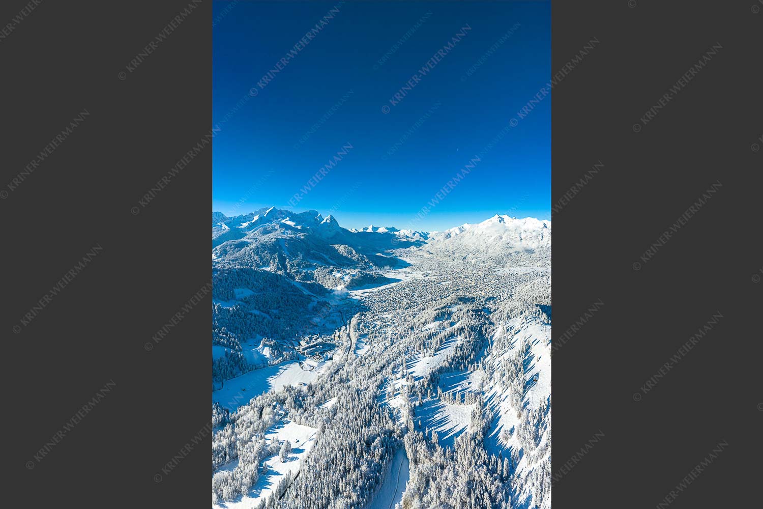 Blick über Garmisch-Partenkirchen zum Kramer und Zugspitzmassiv - Winter rund um Garmisch-Partenkirchen 2:3  -- Schnee - mehr Infos bei www.Kriner-Weiermann.de