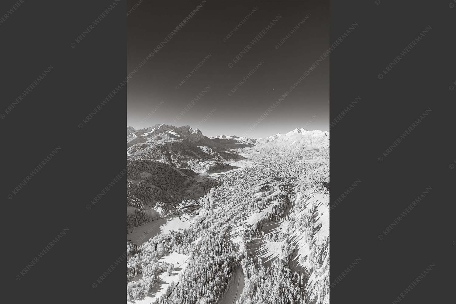 Blick über Garmisch-Partenkirchen zum Kramer und Zugspitzmassiv - Winter rund um Garmisch-Partenkirchen 2:3 sw -- Schnee - mehr Infos bei www.Kriner-Weiermann.de
