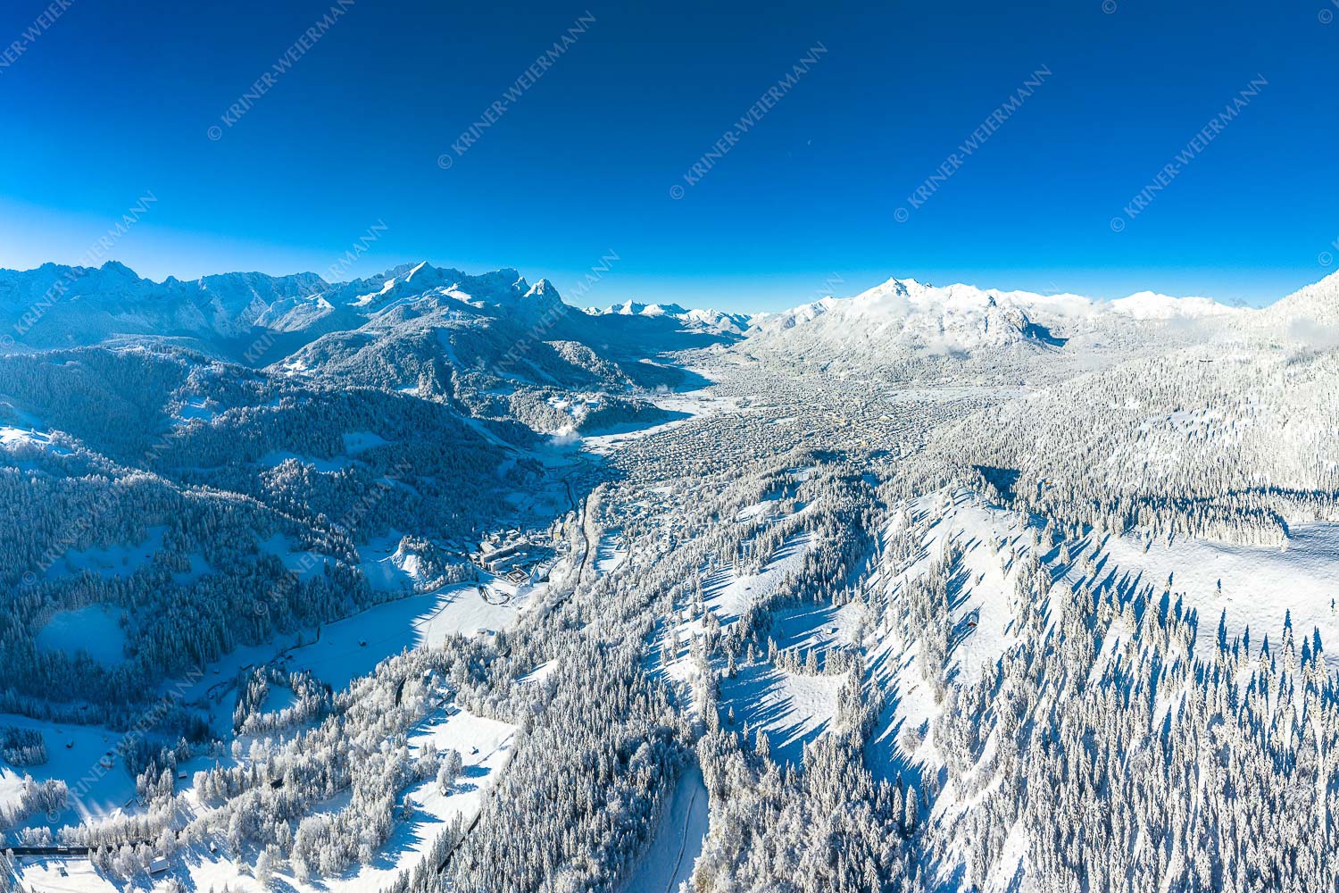 Blick über Garmisch-Partenkirchen zum Kramer und Zugspitzmassiv - Winter rund um Garmisch-Partenkirchen 3:2  -- Schnee - mehr Infos bei www.Kriner-Weiermann.de