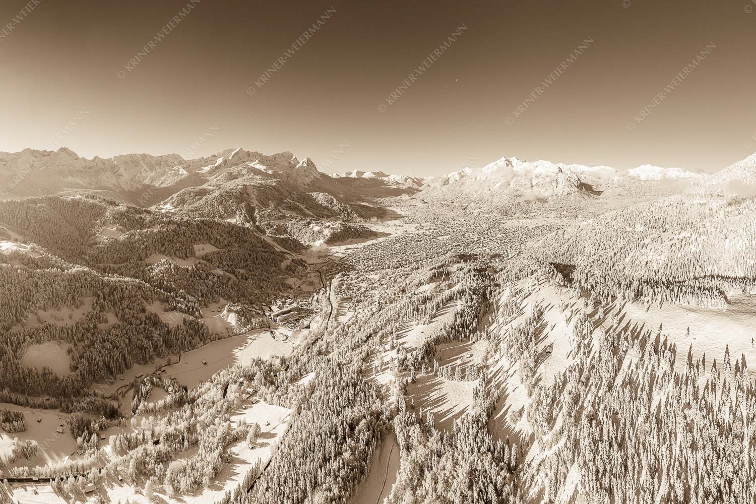 Blick über Garmisch-Partenkirchen zum Kramer und Zugspitzmassiv - Winter rund um Garmisch-Partenkirchen 3:2 sepia -- Schnee - mehr Infos bei www.Kriner-Weiermann.de