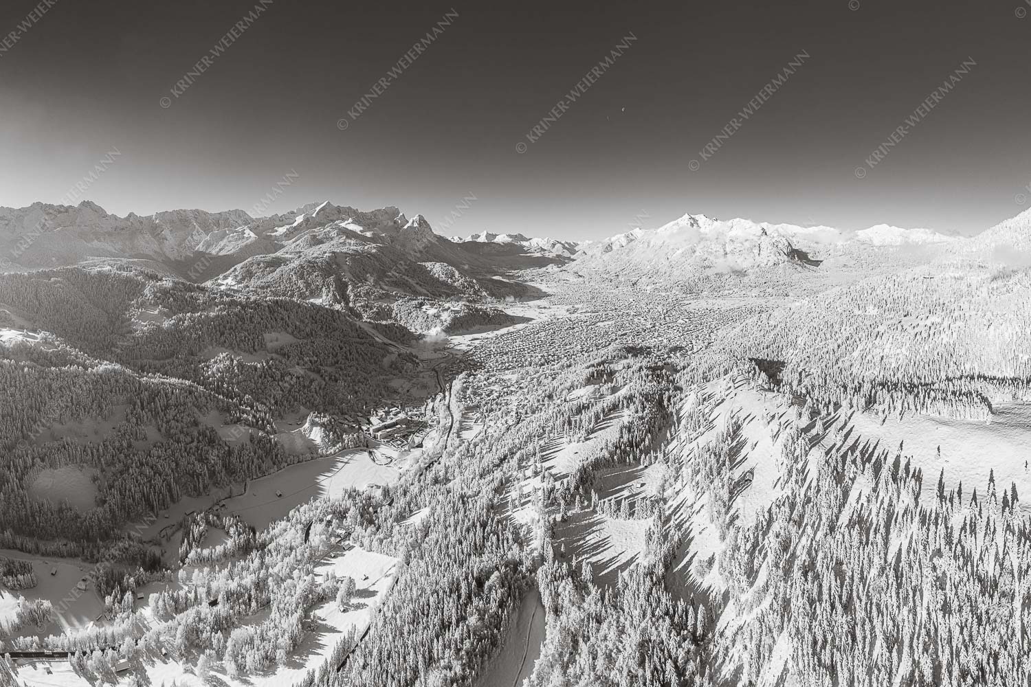 Blick über Garmisch-Partenkirchen zum Kramer und Zugspitzmassiv - Winter rund um Garmisch-Partenkirchen 3:2 sw -- Schnee - mehr Infos bei www.Kriner-Weiermann.de