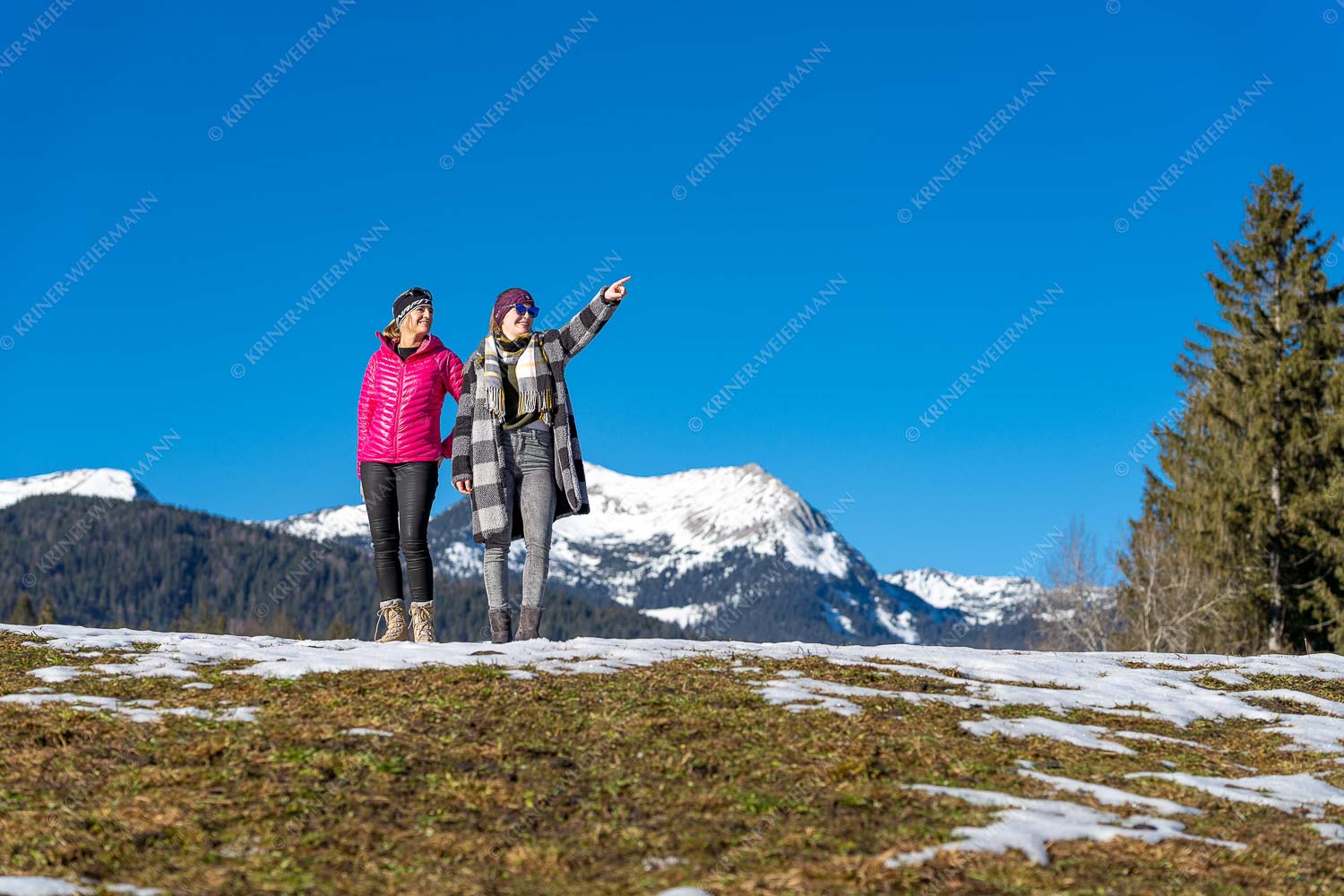 Frauen schauen in die Berge bei Winterwanderung - Winterblicke 3:2  -- Wandern in der Alpenwelt Karwendel - mehr Infos bei www.Kriner-Weiermann.de