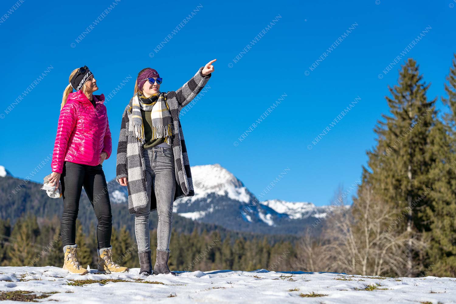 Frauen schauen in die Berge bei Winterwanderung - Winterblicke2 3:2  -- Spazieren in Krün - mehr Infos bei www.Kriner-Weiermann.de