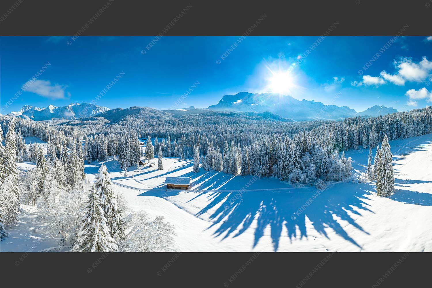 Stark verschneite Winterlandschaft mit Karwendel- und Wettersteingebirge - Winterlandschaft bei Schloss Kranzbach 2:1  -- Wald Schatten Schnee - mehr Infos bei www.Kriner-Weiermann.de