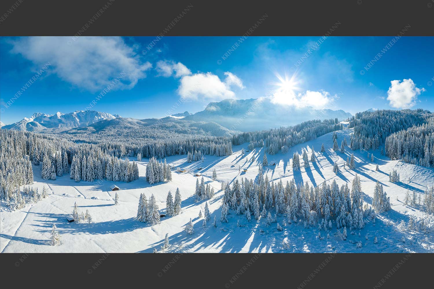 Stark verschneite Winterlandschaft mit Karwendel- und Wettersteingebirge - Winterlandschaft Elmaueralm 2:1  -- Schnee - mehr Infos bei www.Kriner-Weiermann.de